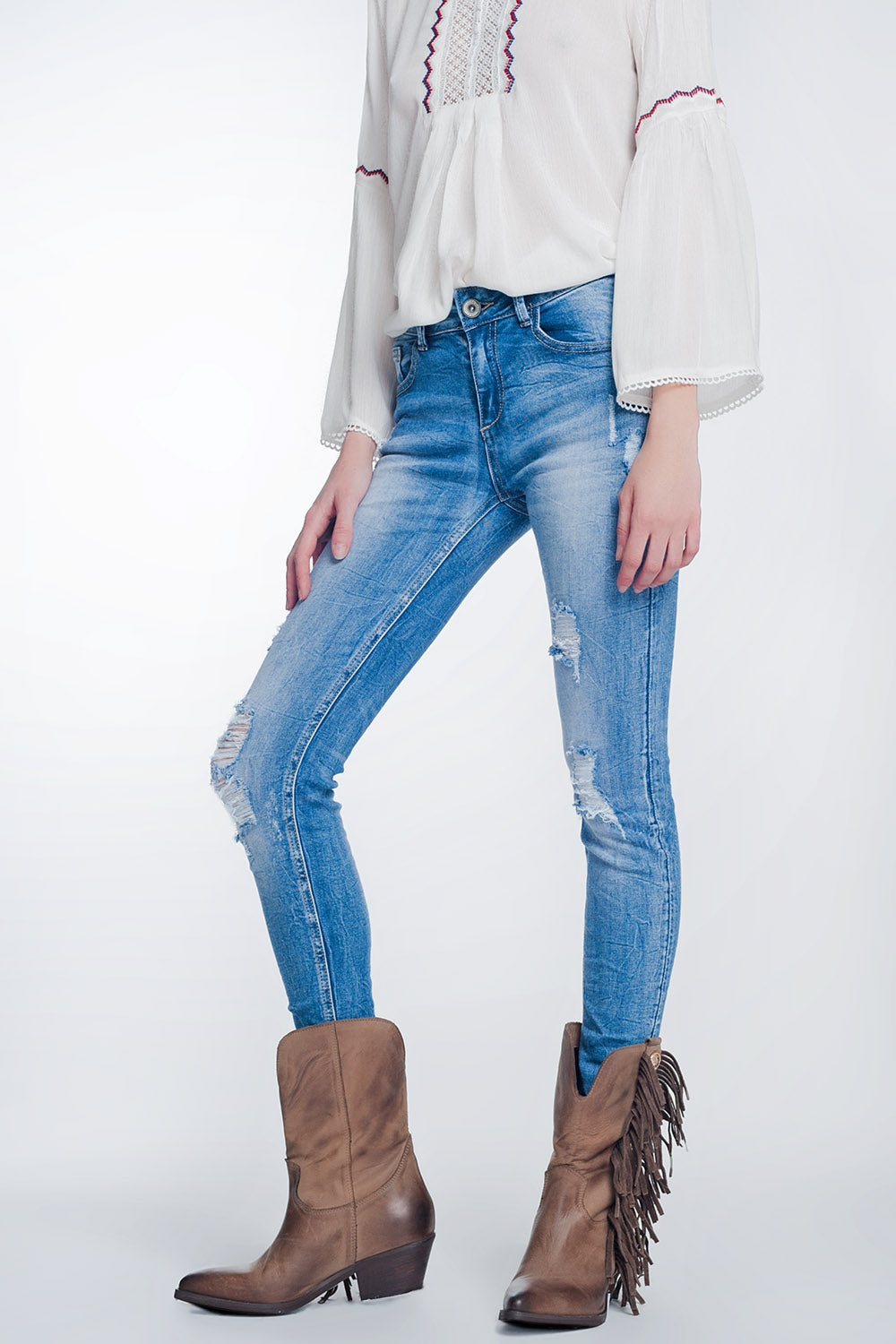 Calças de ganga skinny com lavagem vintage e rasgos marcados