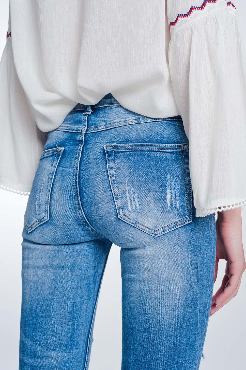 Calças de ganga skinny com lavagem vintage e rasgos marcados