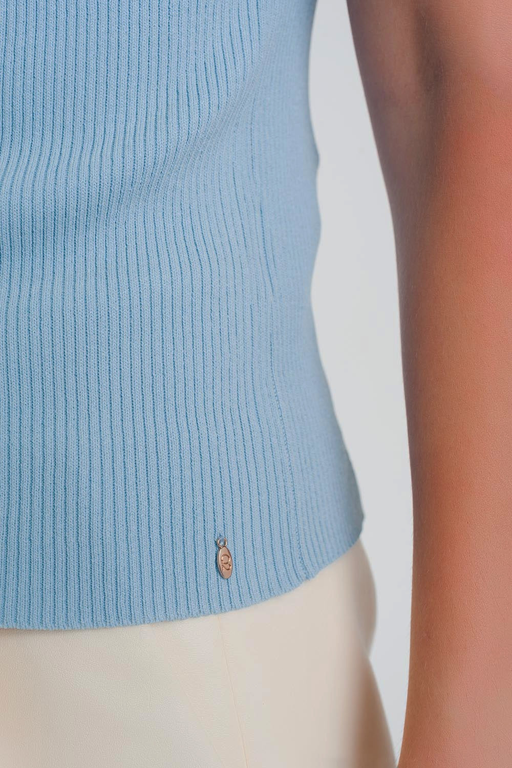 Camisola azul trabalhada com nó nas costas