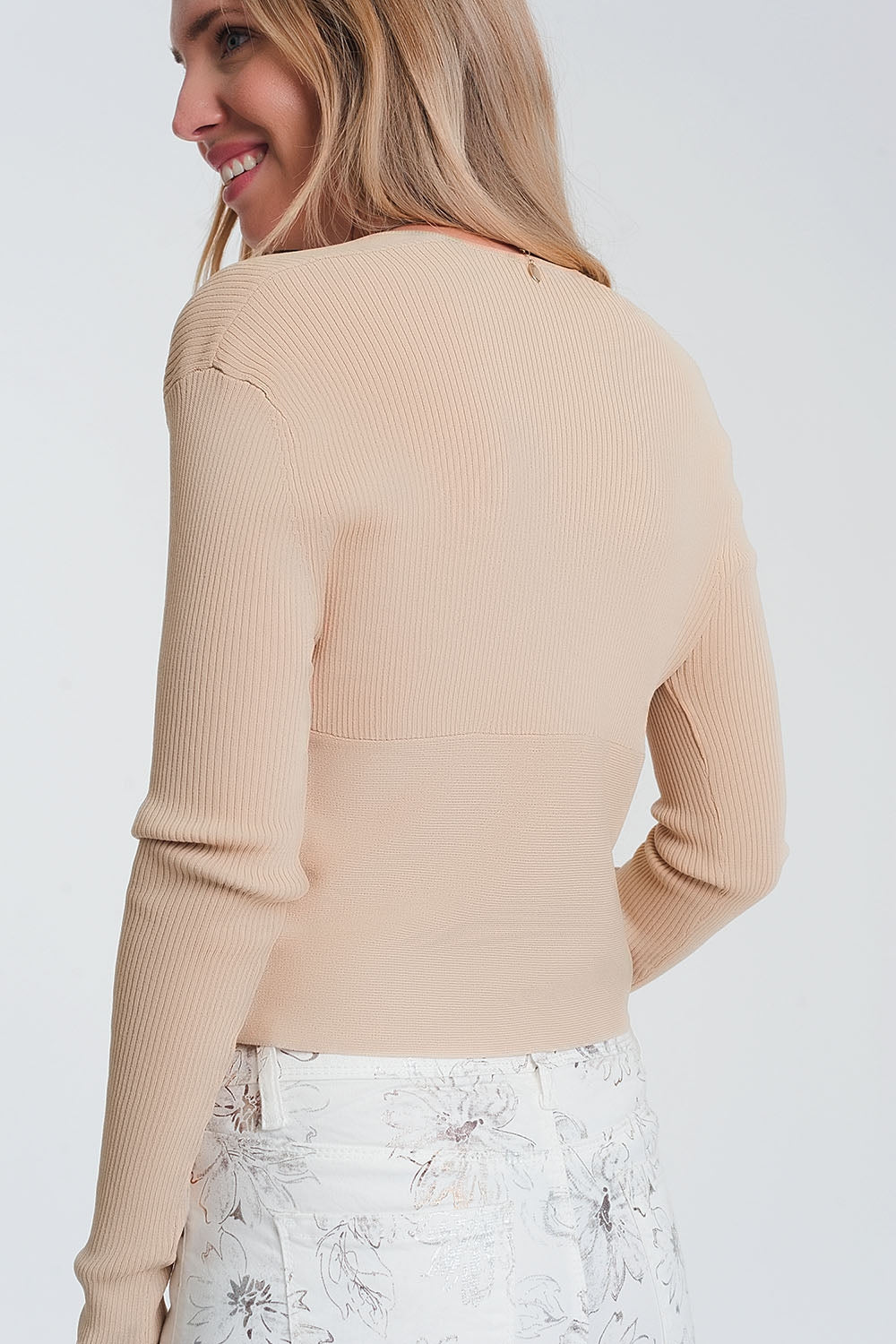 Camisola com nervuras bege e decote em V