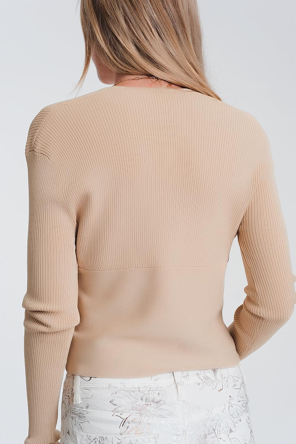 Camisola com nervuras bege e decote em V