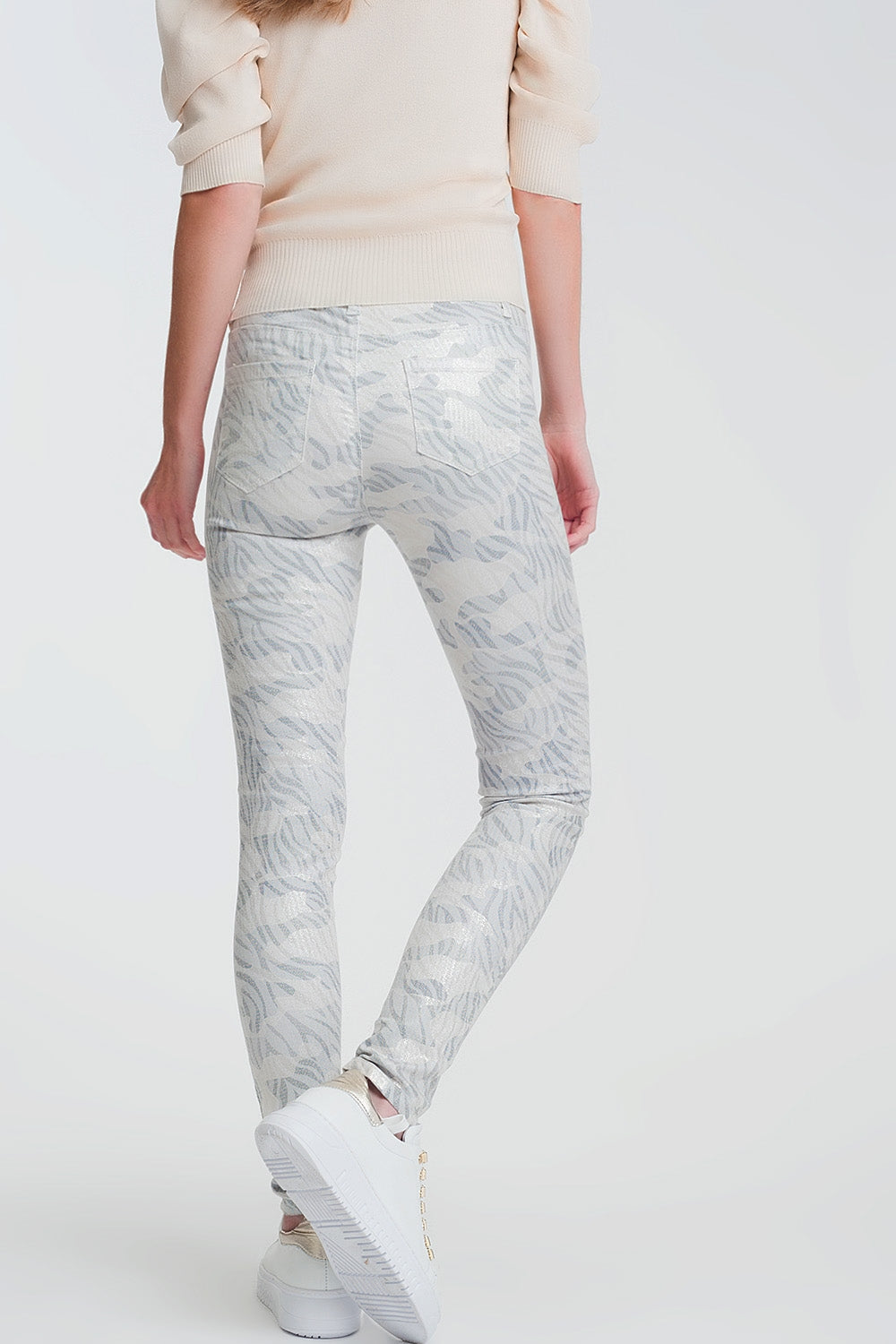 Calças super skinny com perneiras de camuflagem