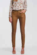 calças skinny revestidas em camel
