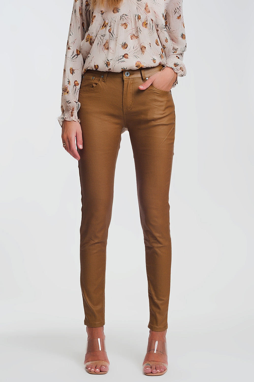 calças skinny revestidas em camel