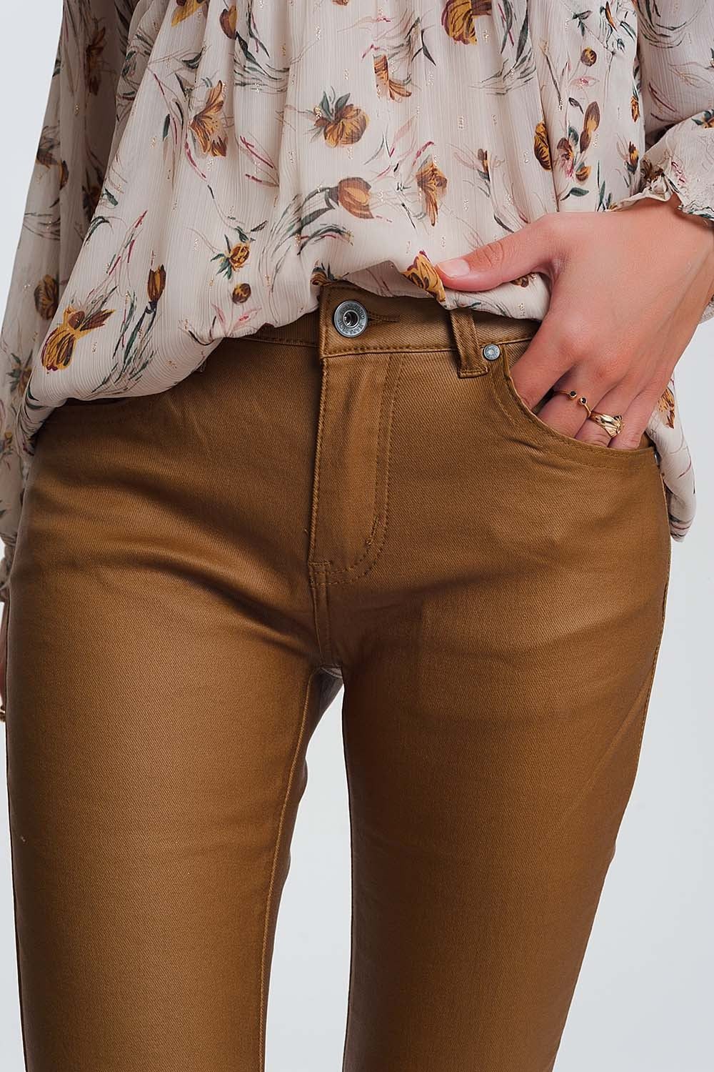 calças skinny revestidas em camel