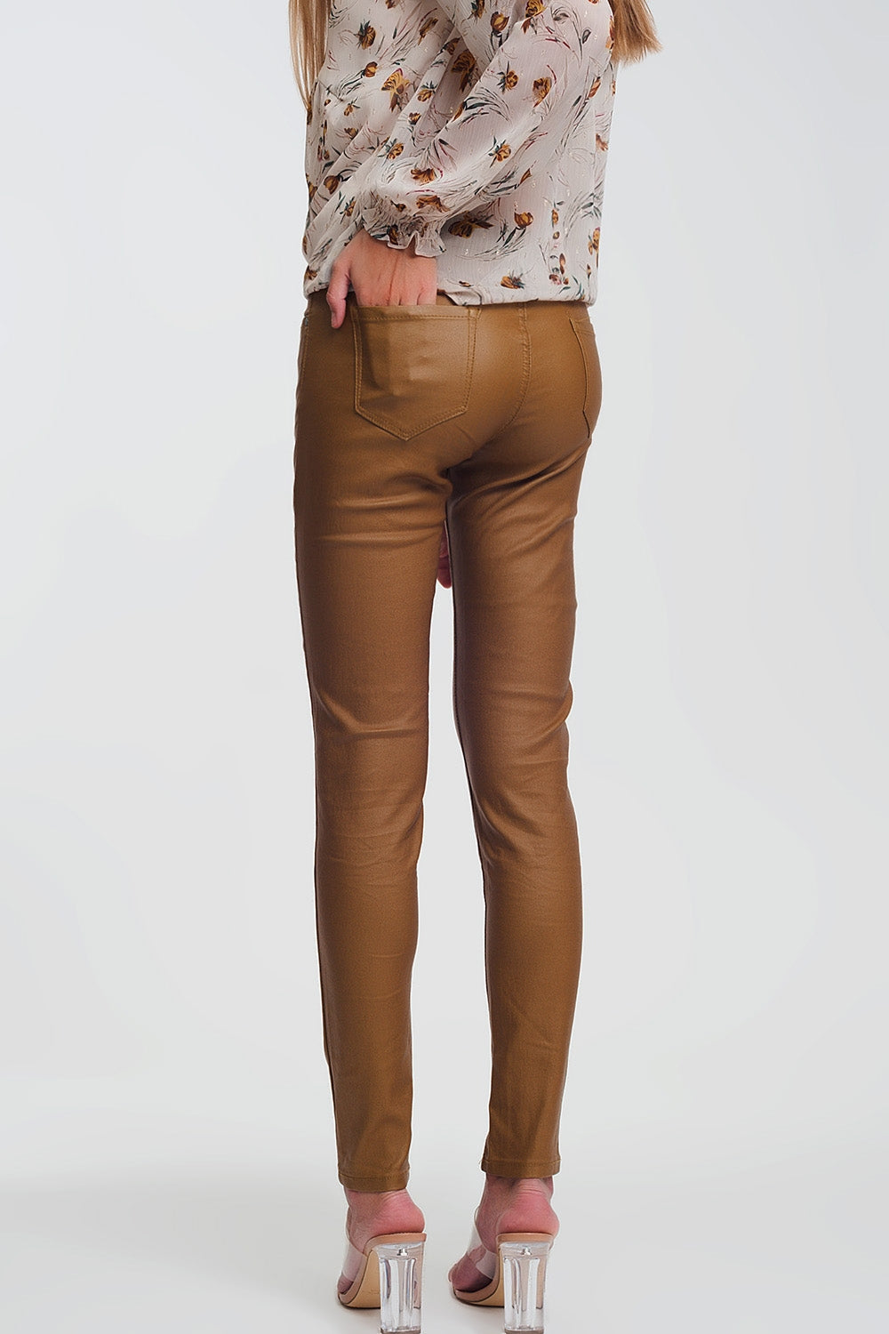 calças skinny revestidas em camel