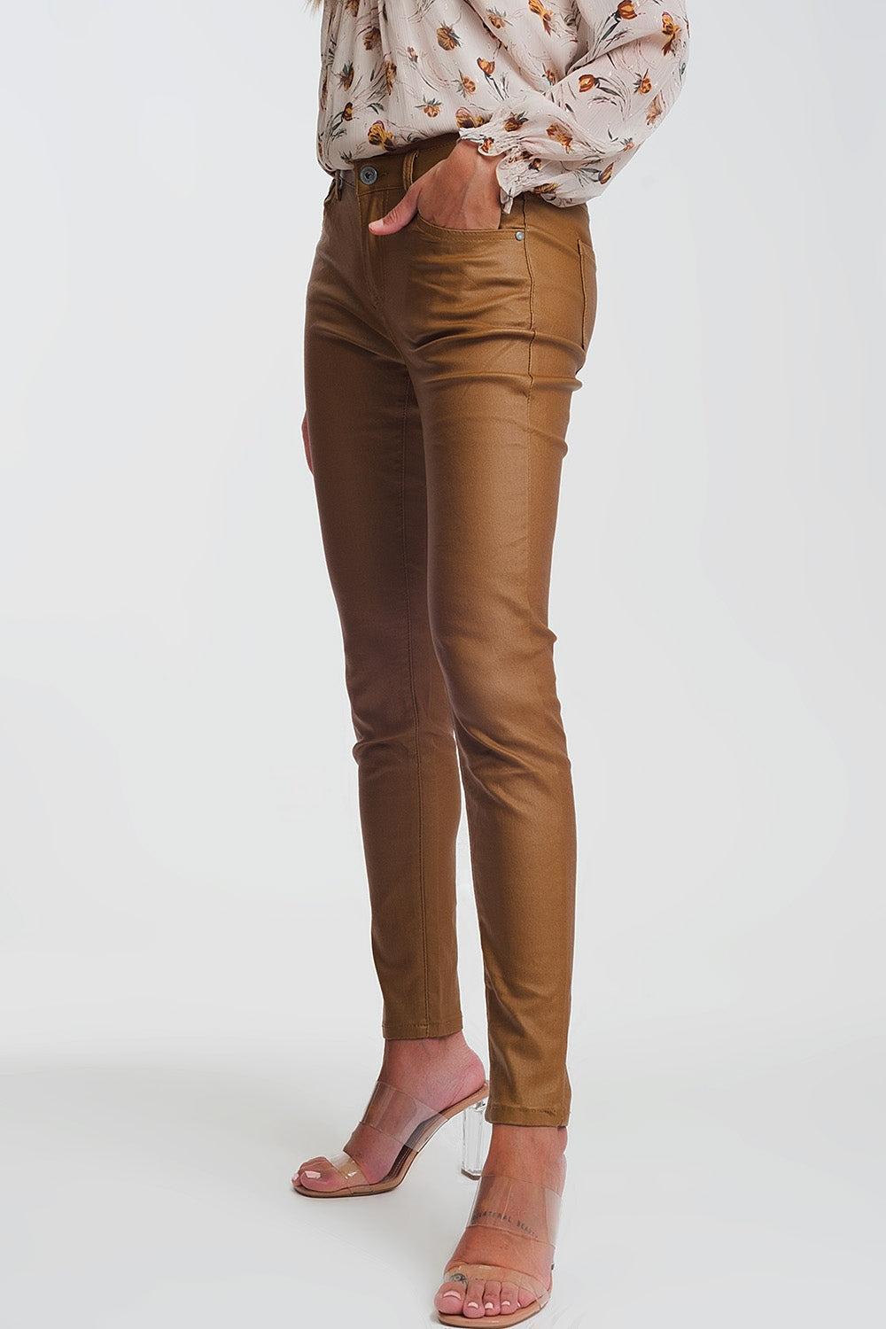 calças skinny revestidas em camel