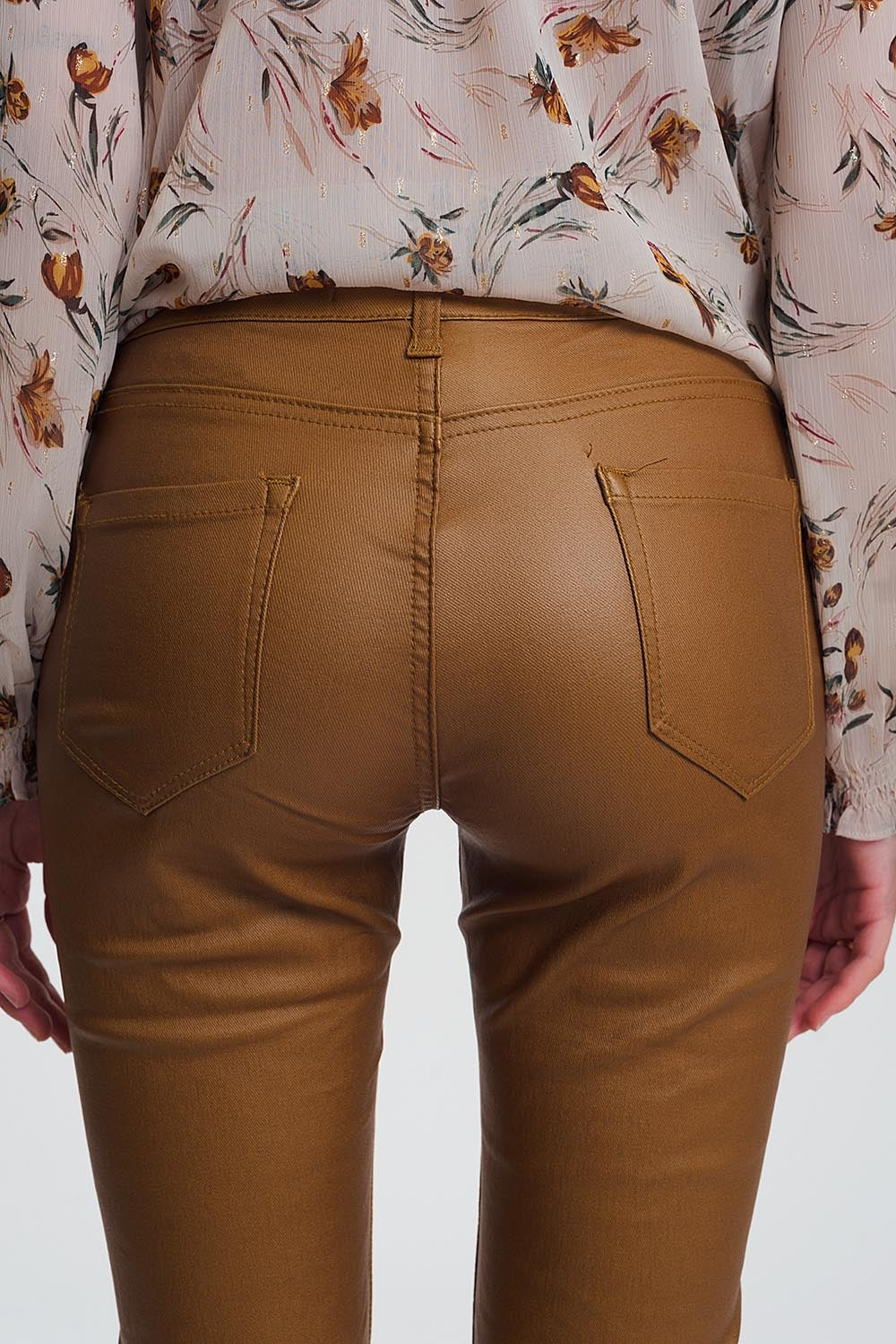 calças skinny revestidas em camel