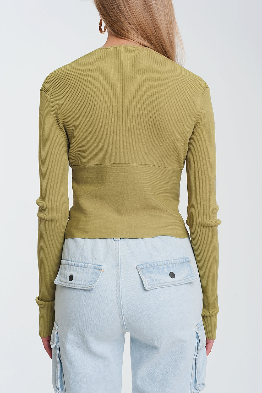 Camisola com nervuras verde e decote em V