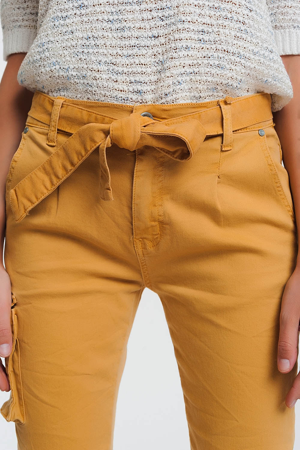 Calças retas mustard com bolsos e cinto