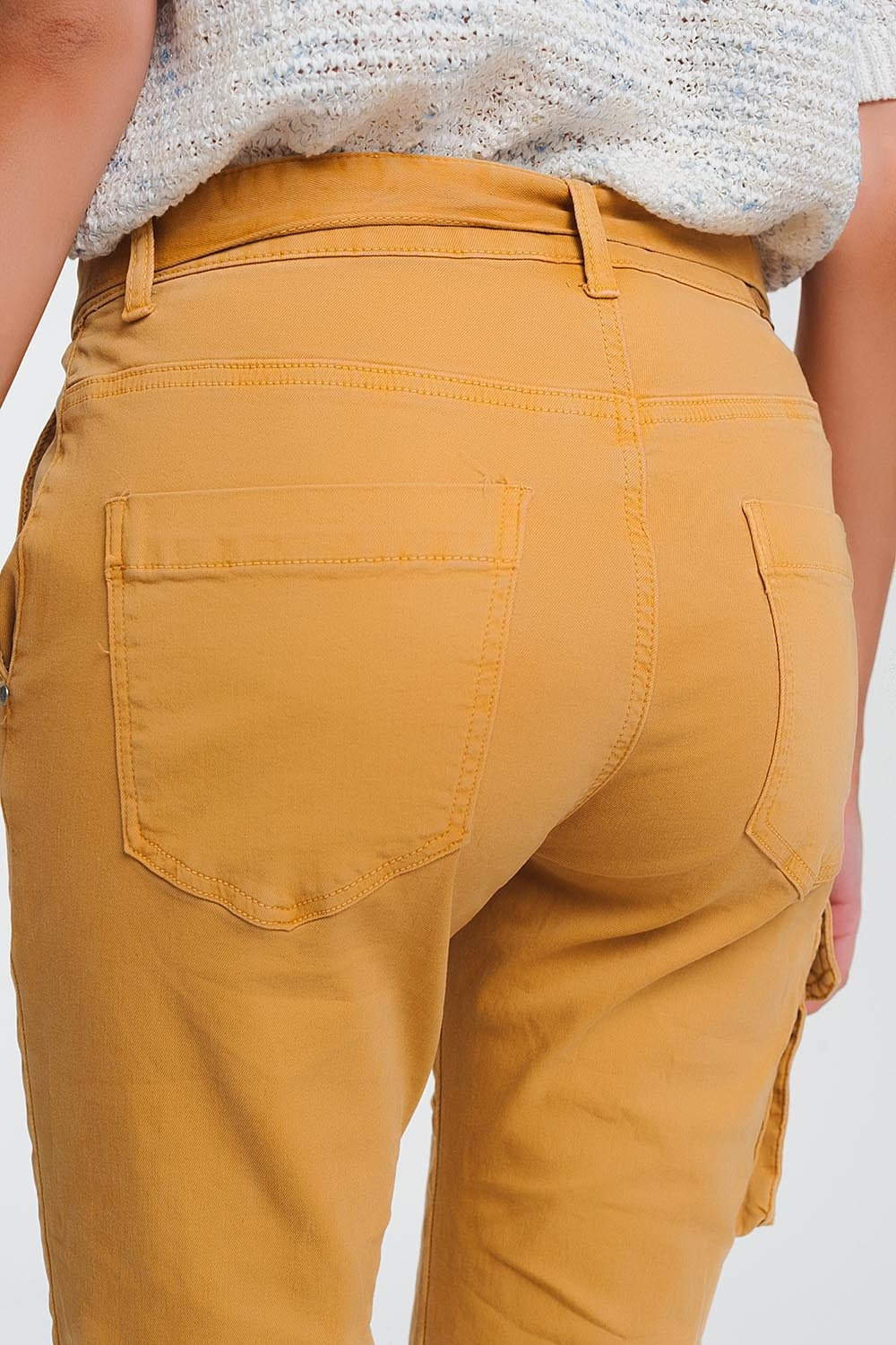 Calças retas mustard com bolsos e cinto