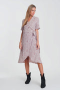 vestido midi cruzado com estampa floral rosa