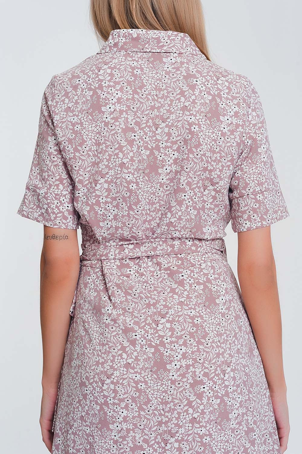 vestido midi cruzado com estampa floral rosa