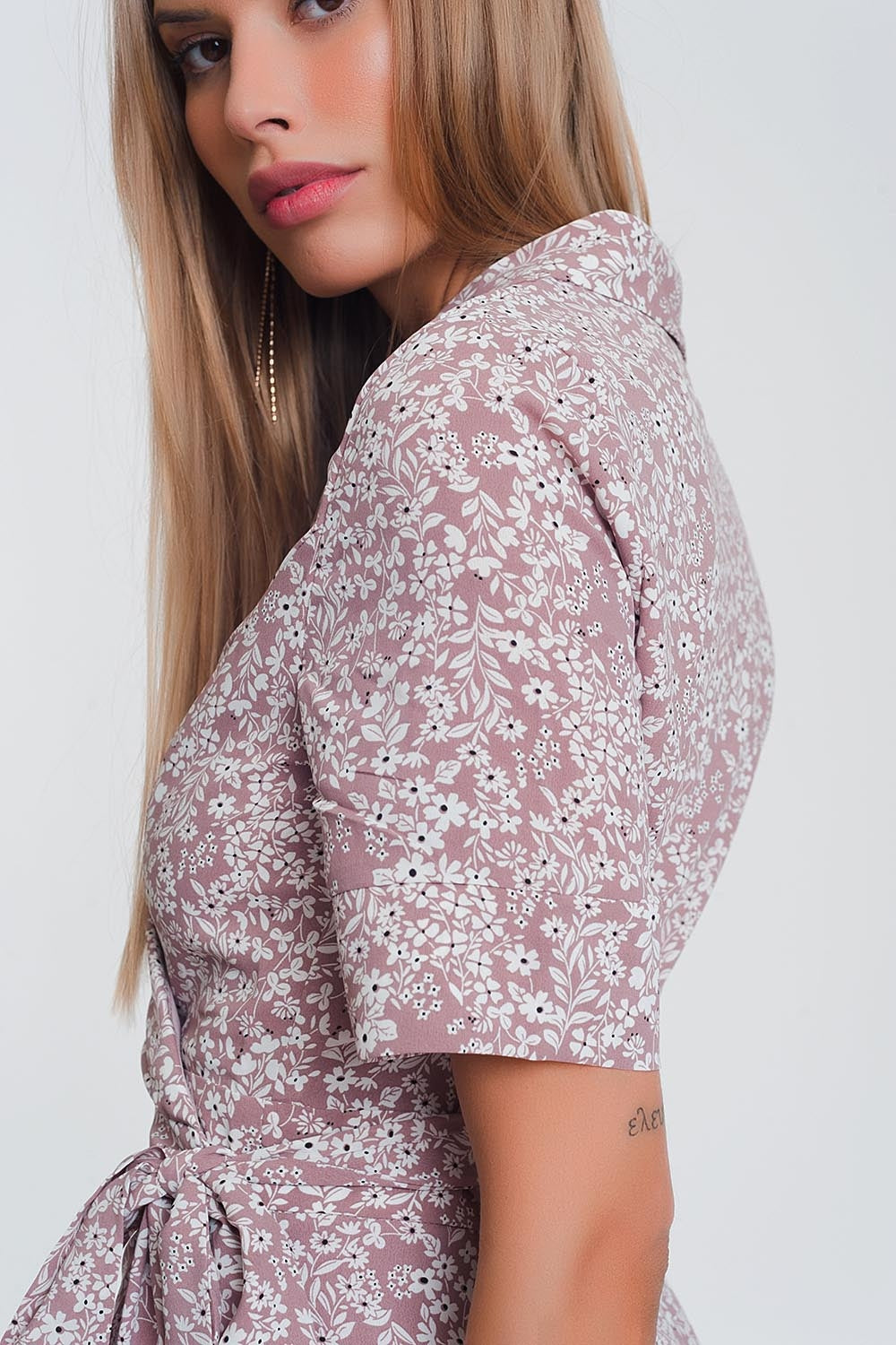 vestido midi cruzado com estampa floral rosa