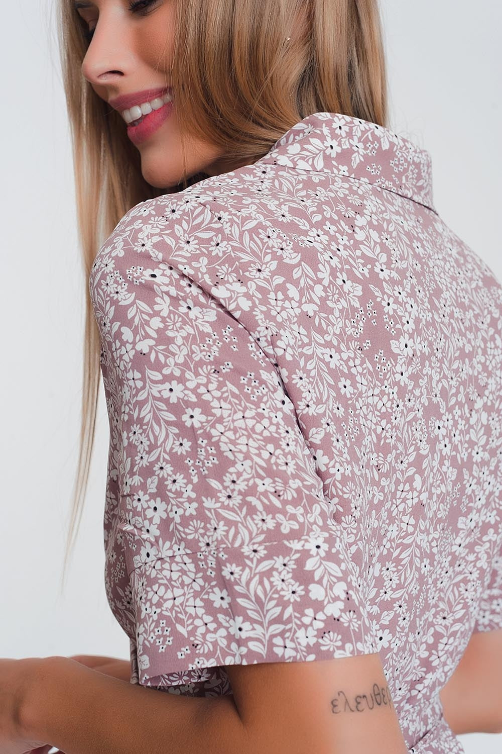 vestido midi cruzado com estampa floral rosa