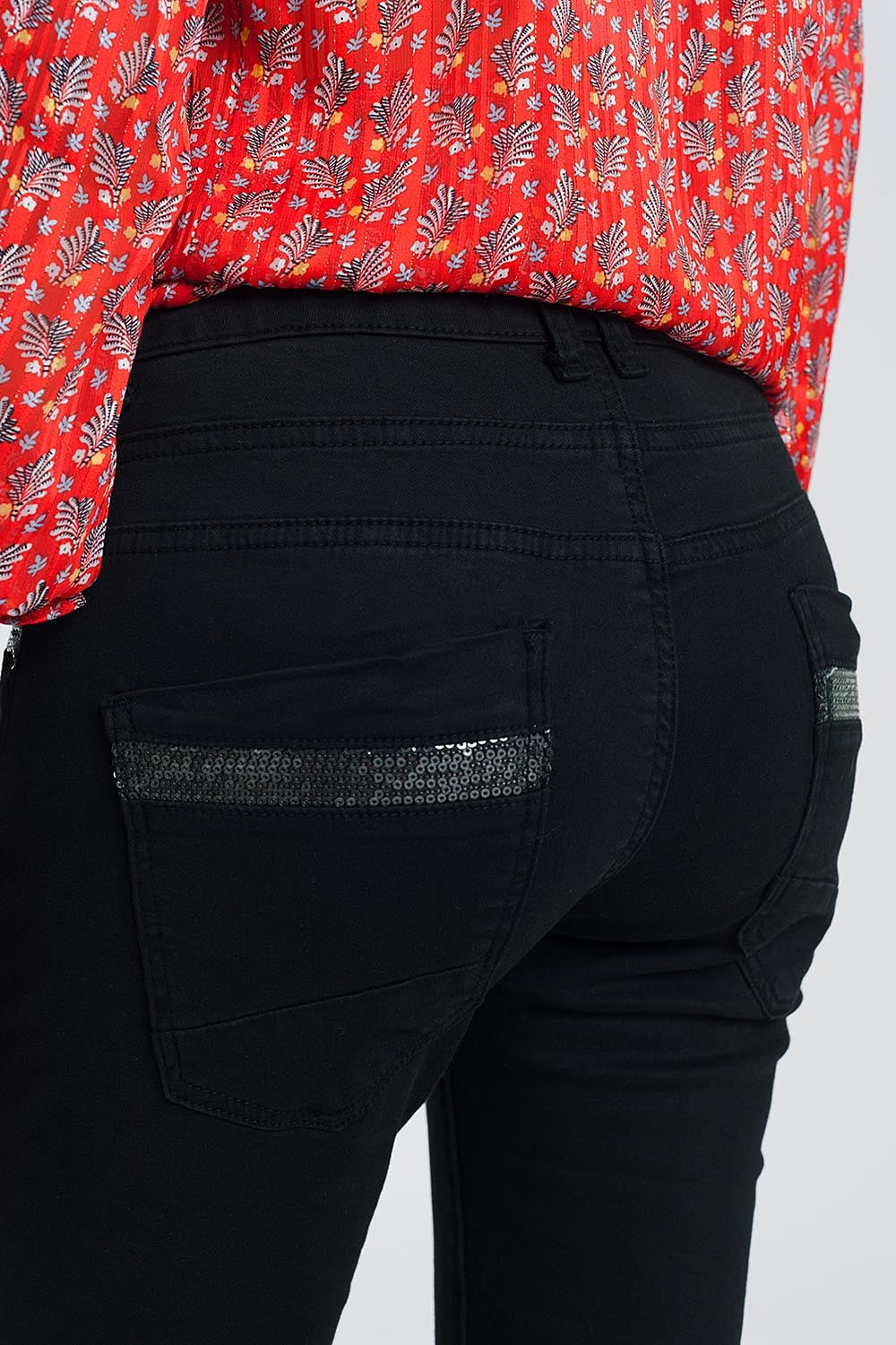 Calças boyfriend preto com detalhe de bolso de lantejoulas