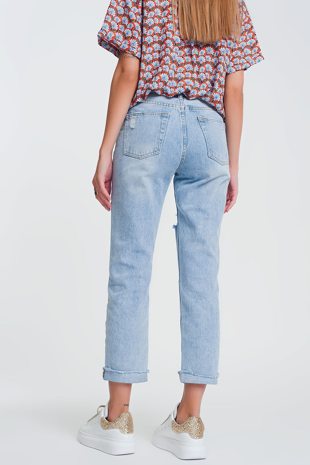 Jeans rasgados straight em denim claro