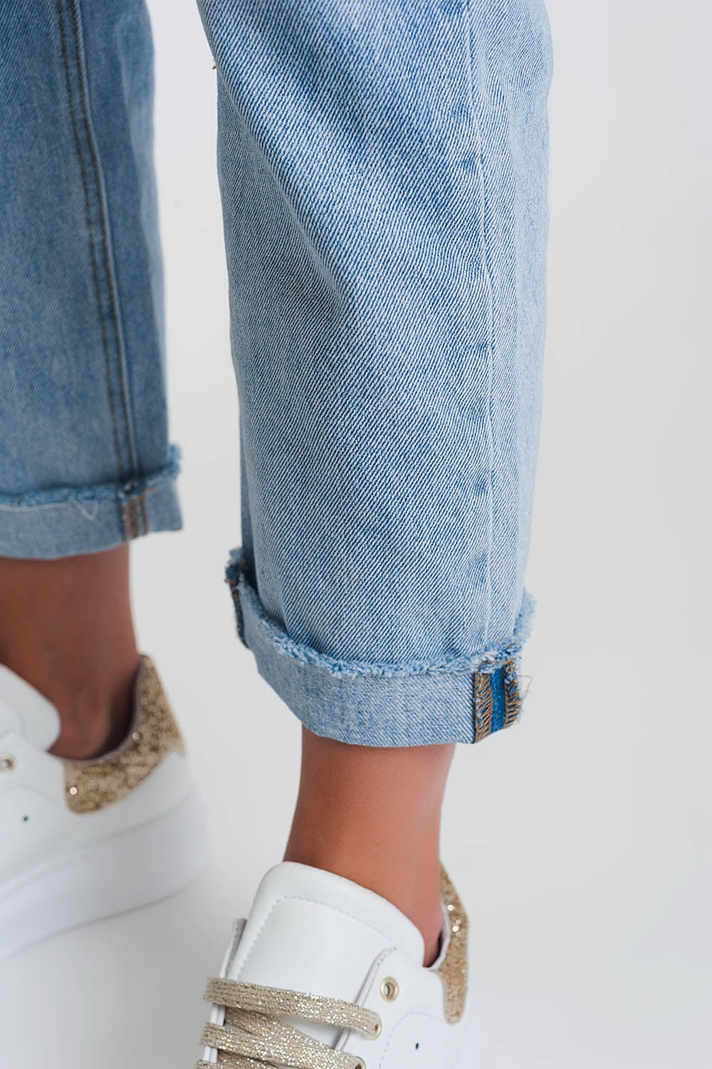 Jeans rasgados straight em denim claro