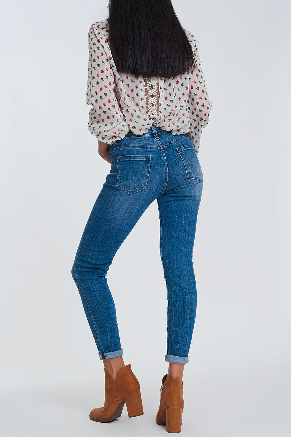 Jeans skinny azul claro com meia cintura