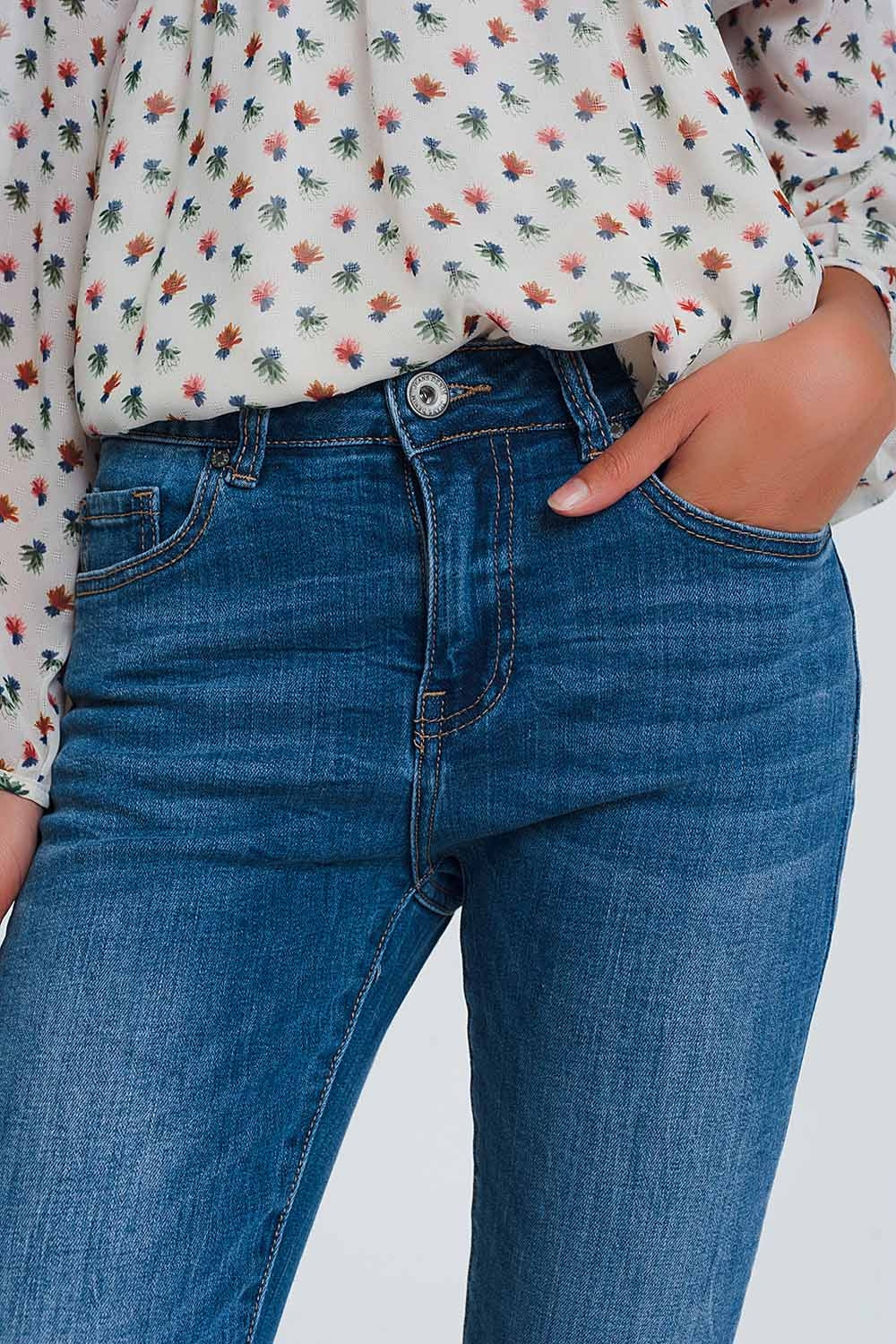 Jeans skinny azul claro com meia cintura