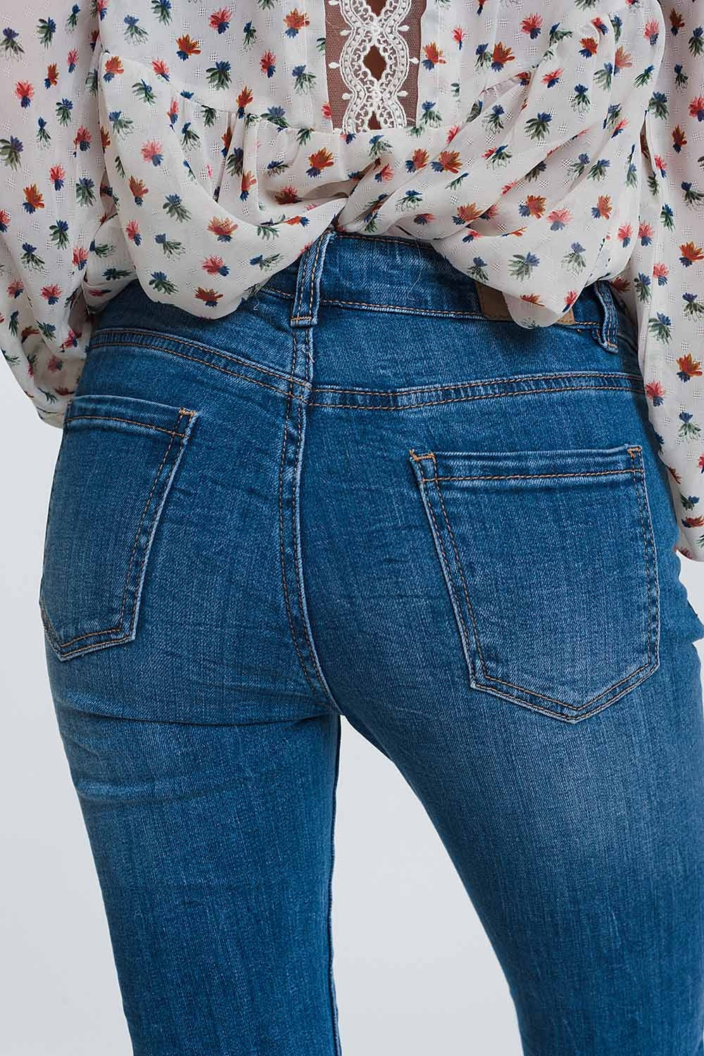 Jeans skinny azul claro com meia cintura