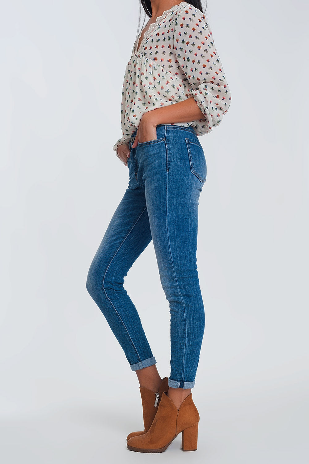 Jeans skinny azul claro com meia cintura