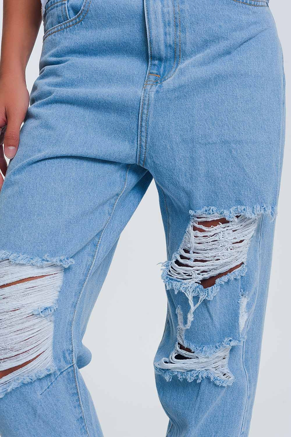 Jeans azul claro de cintura alta com rasgos nos joelhos