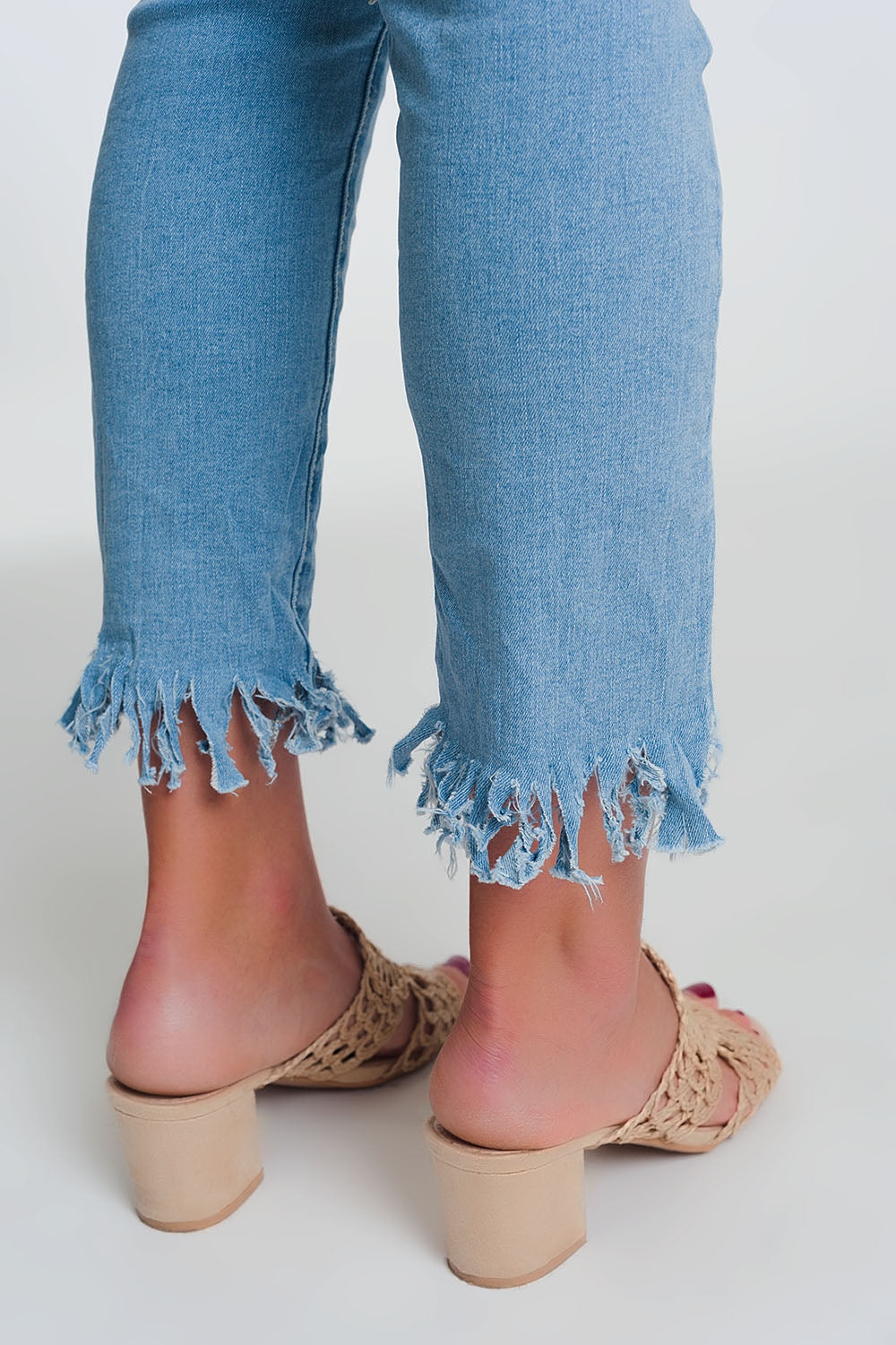 Calças de ganga skinny azul claro com borda desfiada