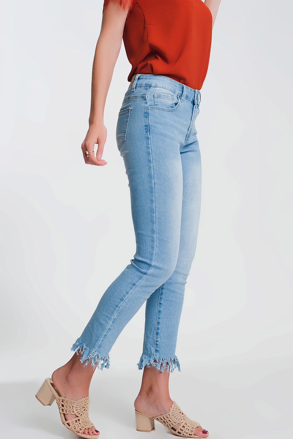 Calças de ganga skinny azul claro com borda desfiada