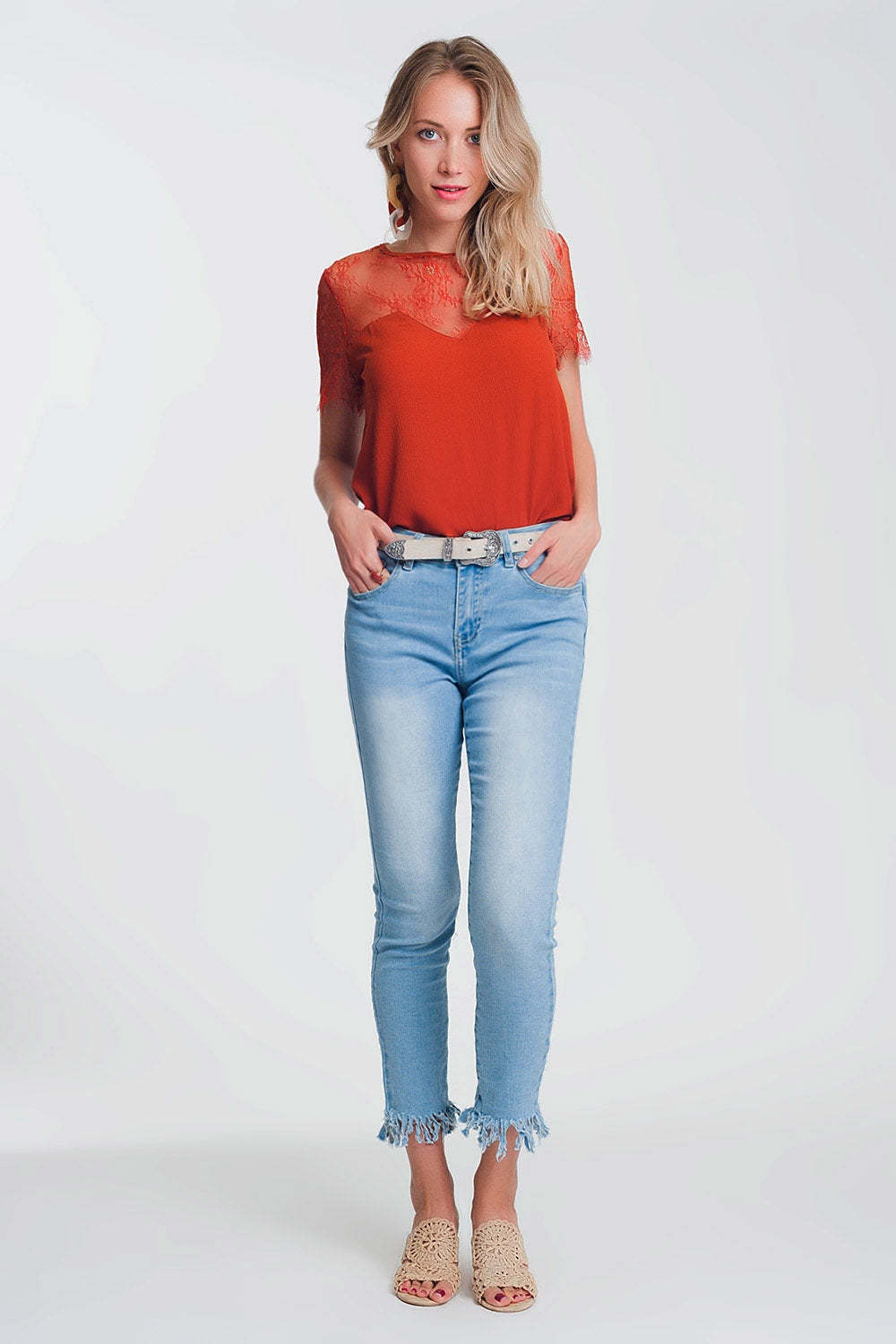 Calças de ganga skinny azul claro com borda desfiada