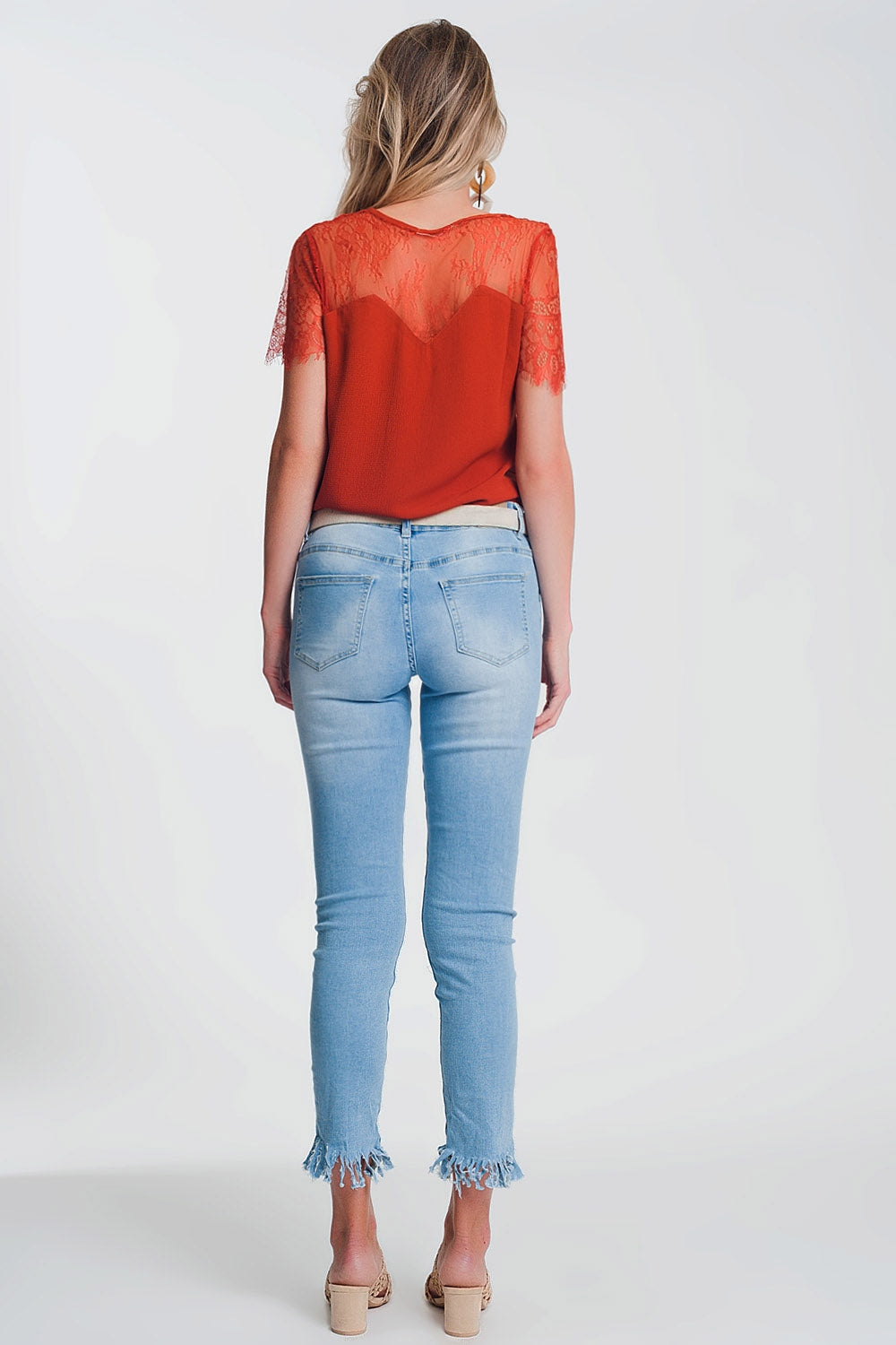 Calças de ganga skinny azul claro com borda desfiada