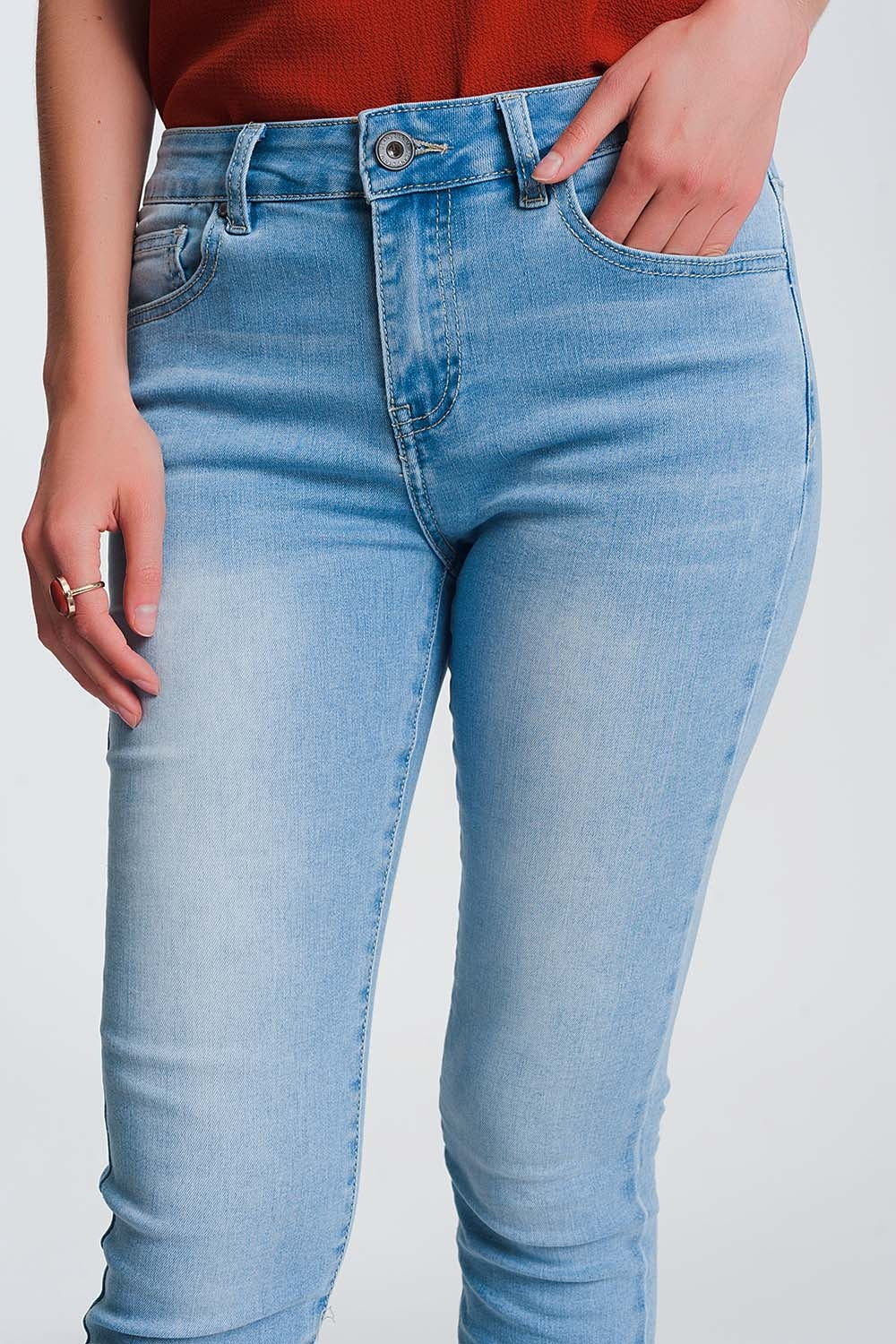 Calças de ganga skinny azul claro com borda desfiada