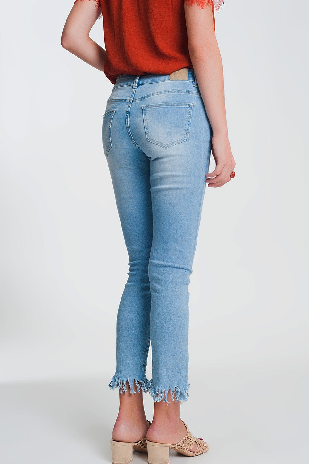Calças de ganga skinny azul claro com borda desfiada