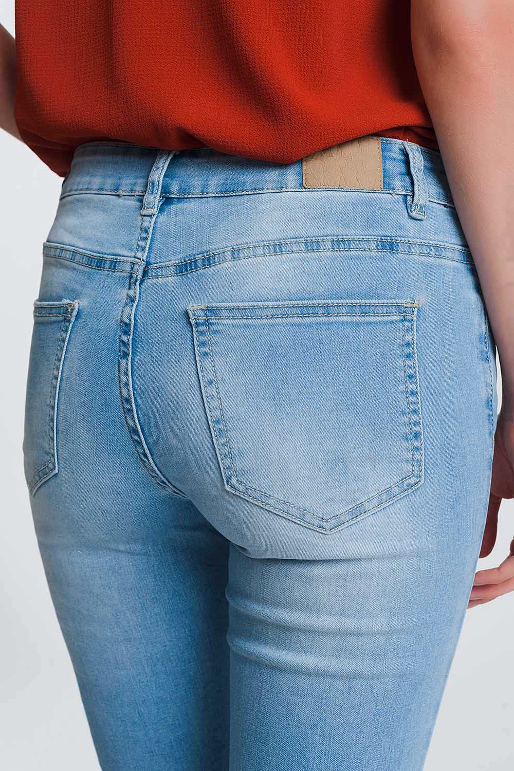 Calças de ganga skinny azul claro com borda desfiada
