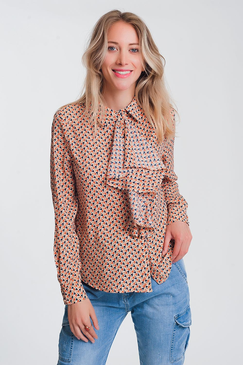 Blusa bege de mangas compridas básica com babados