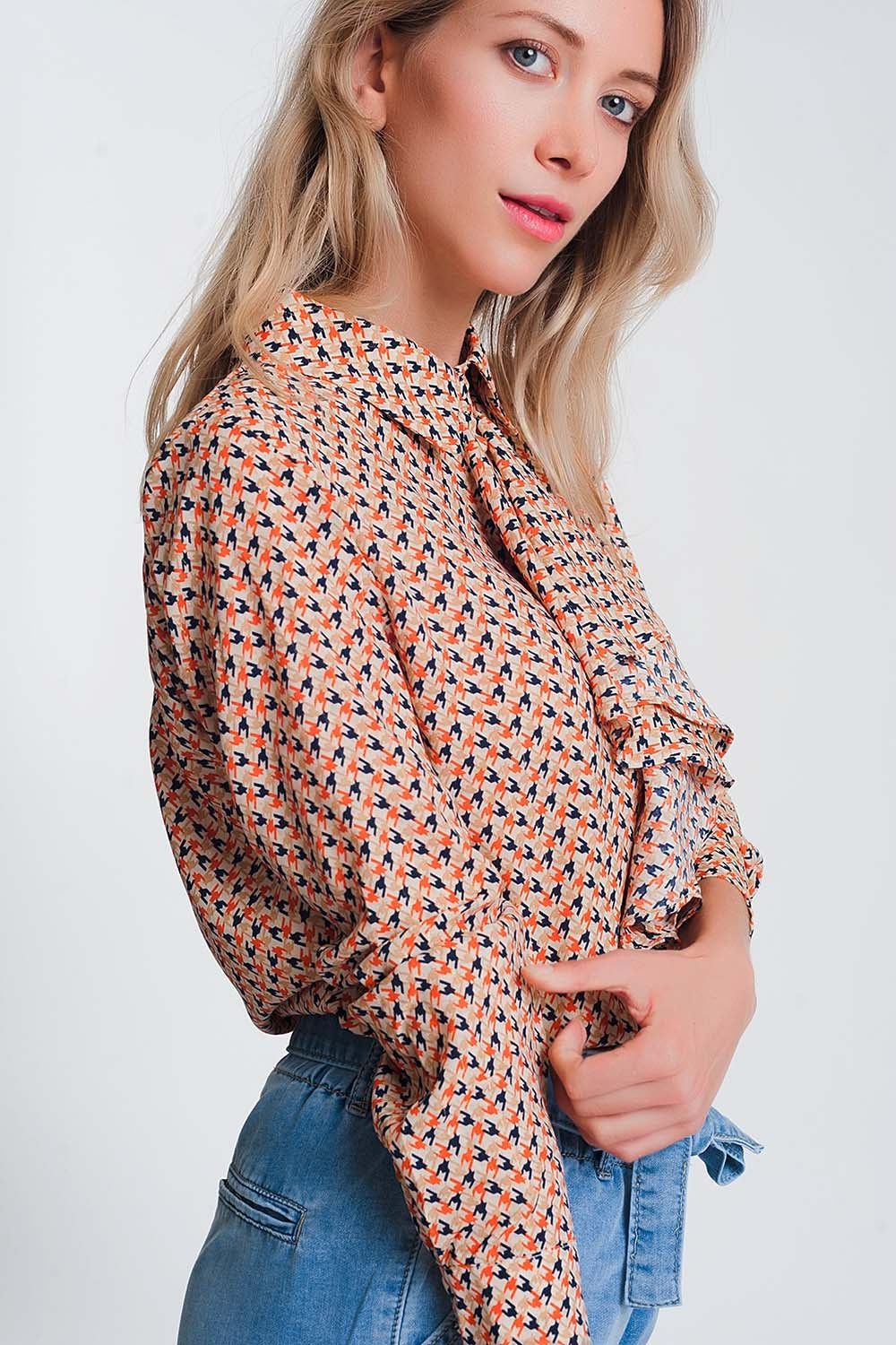 Blusa bege de mangas compridas básica com babados