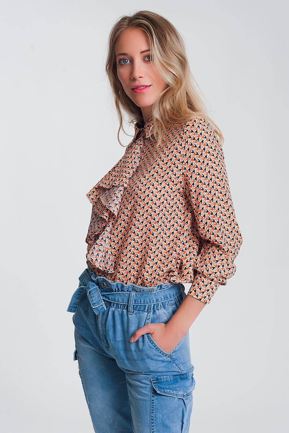 Blusa bege de mangas compridas básica com babados