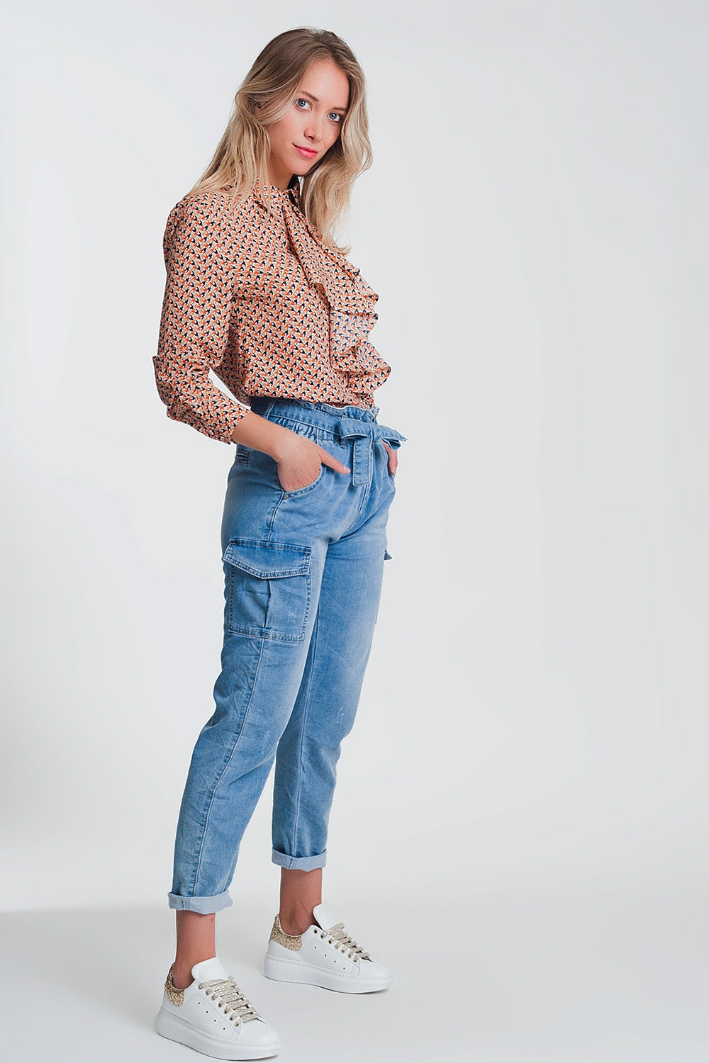 Blusa bege de mangas compridas básica com babados