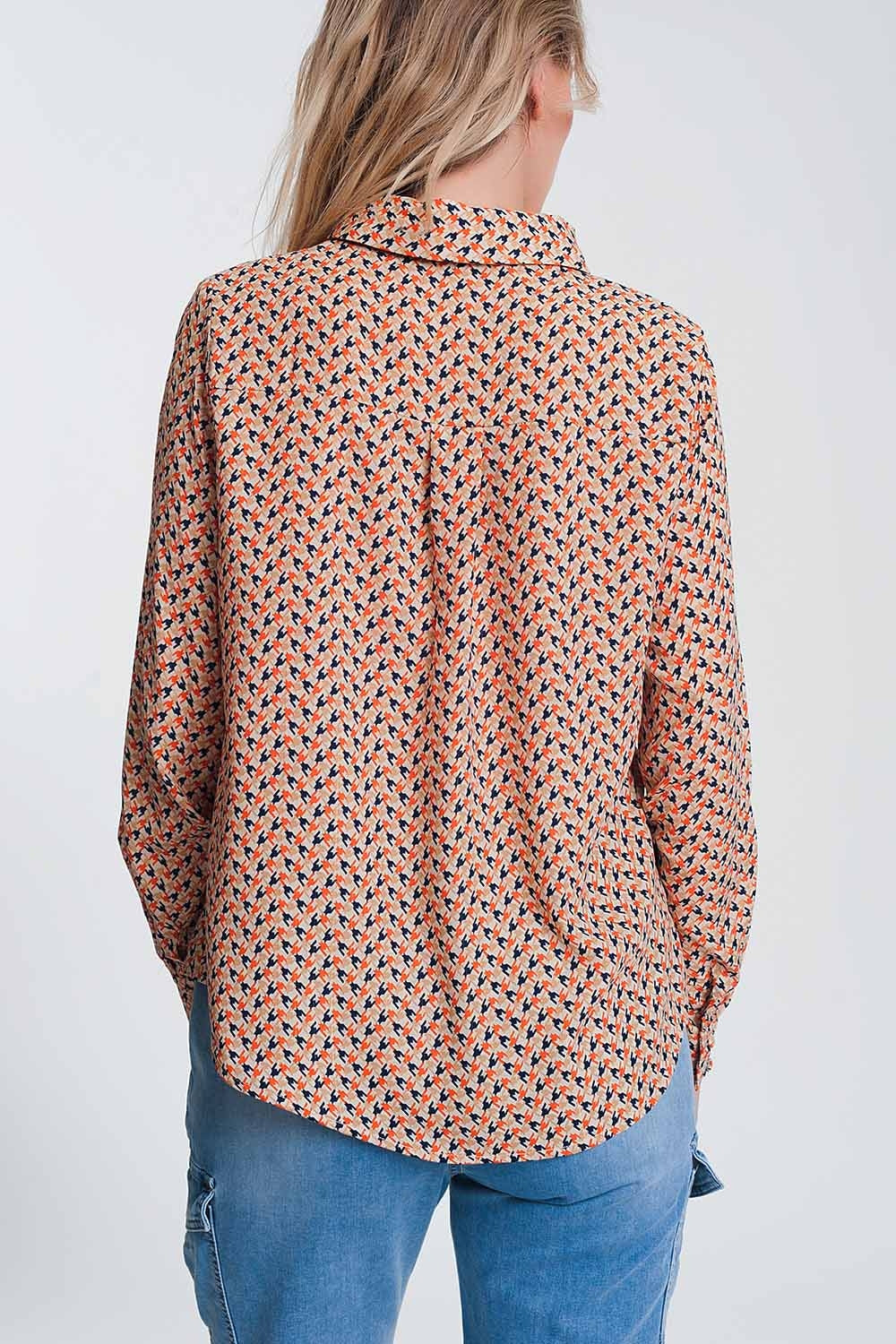 Blusa bege de mangas compridas básica com babados