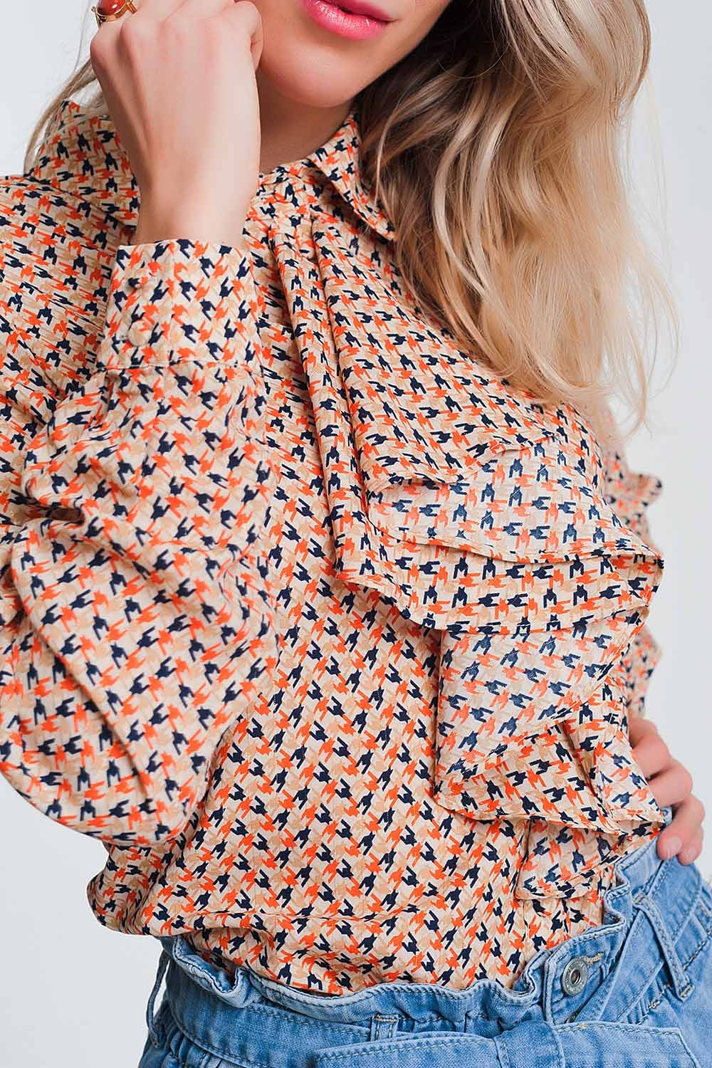 Blusa bege de mangas compridas básica com babados