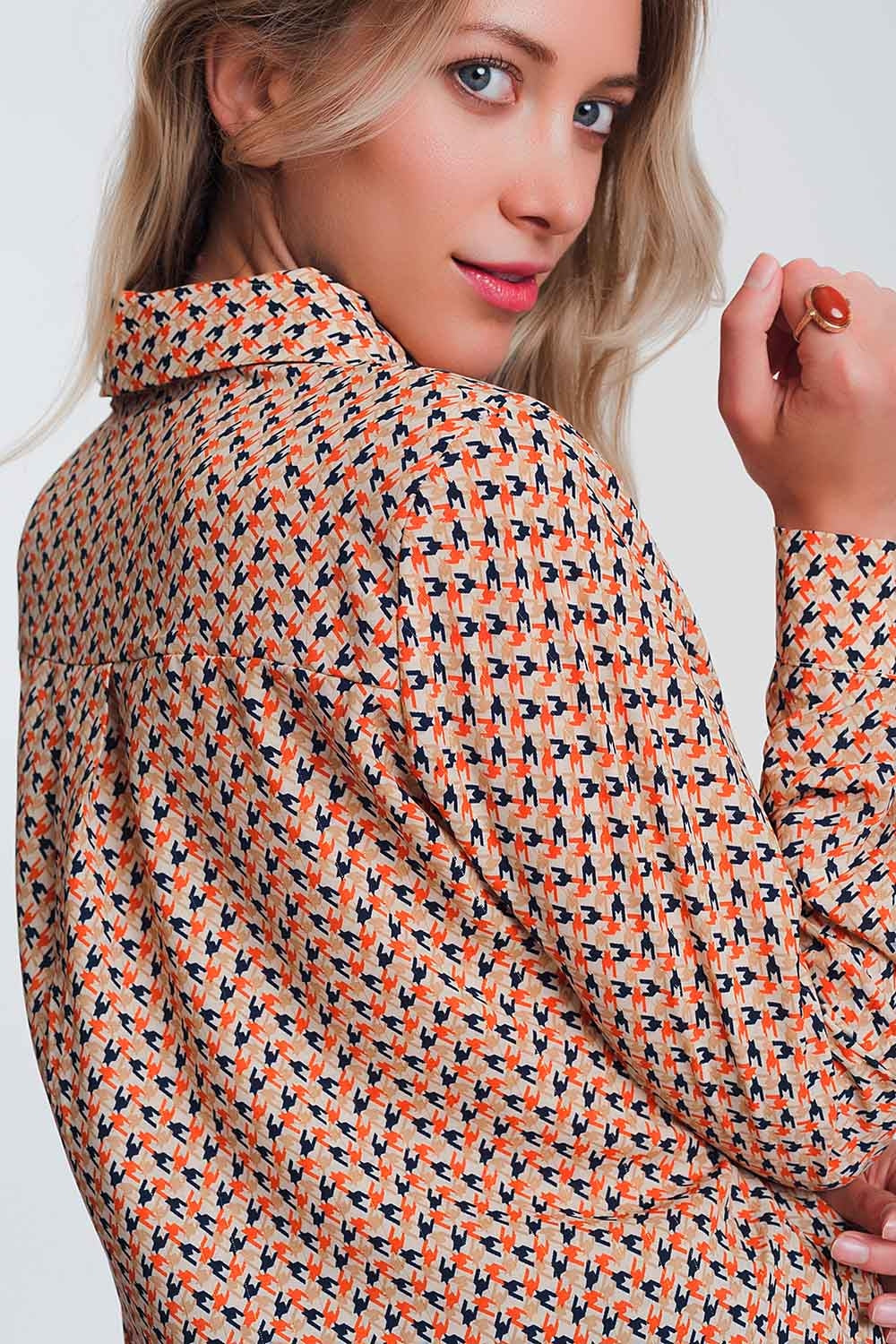 Blusa bege de mangas compridas básica com babados