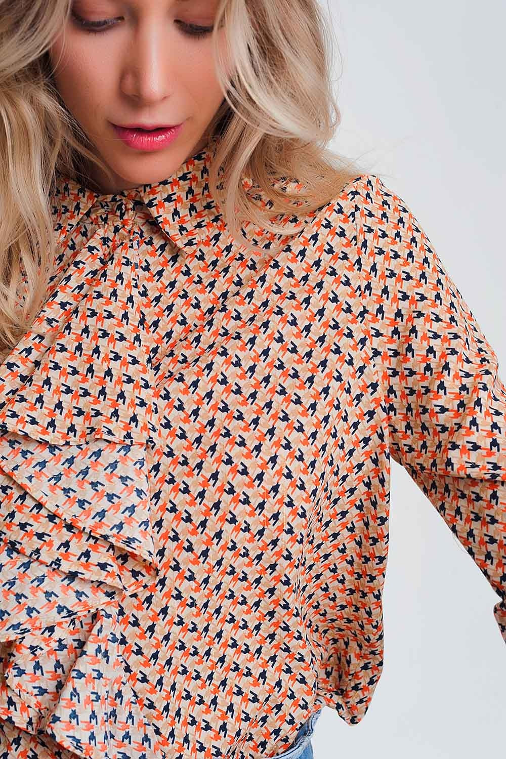 Blusa bege de mangas compridas básica com babados