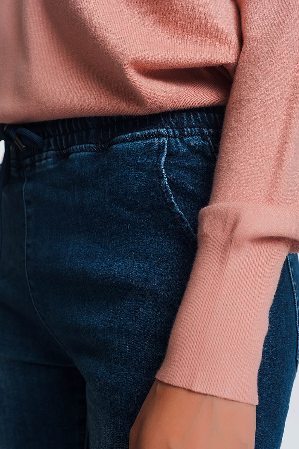 Calças de ganga estilo joggers em azul escuro