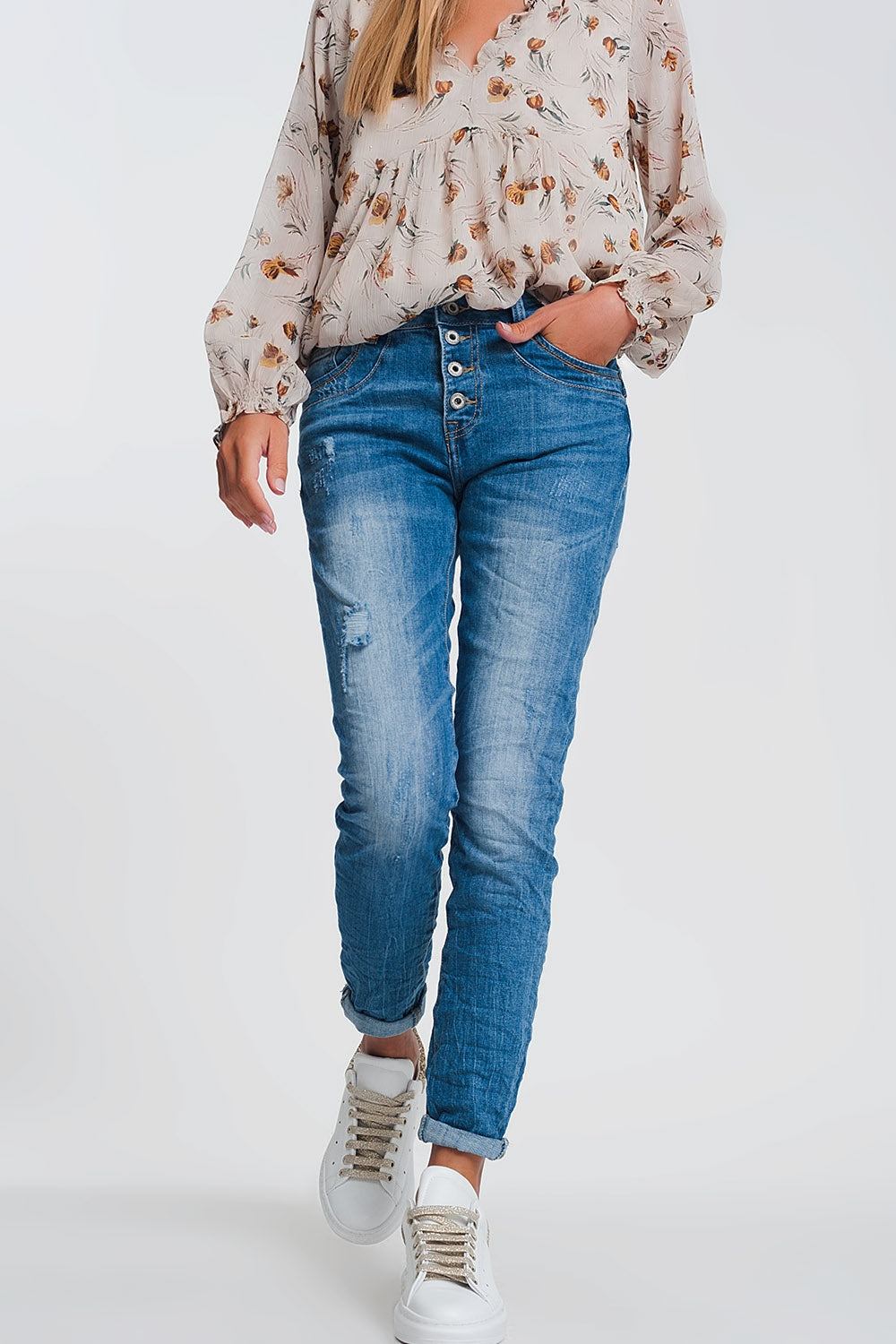 Jeans enrugados borfriend com detalhes rasgados