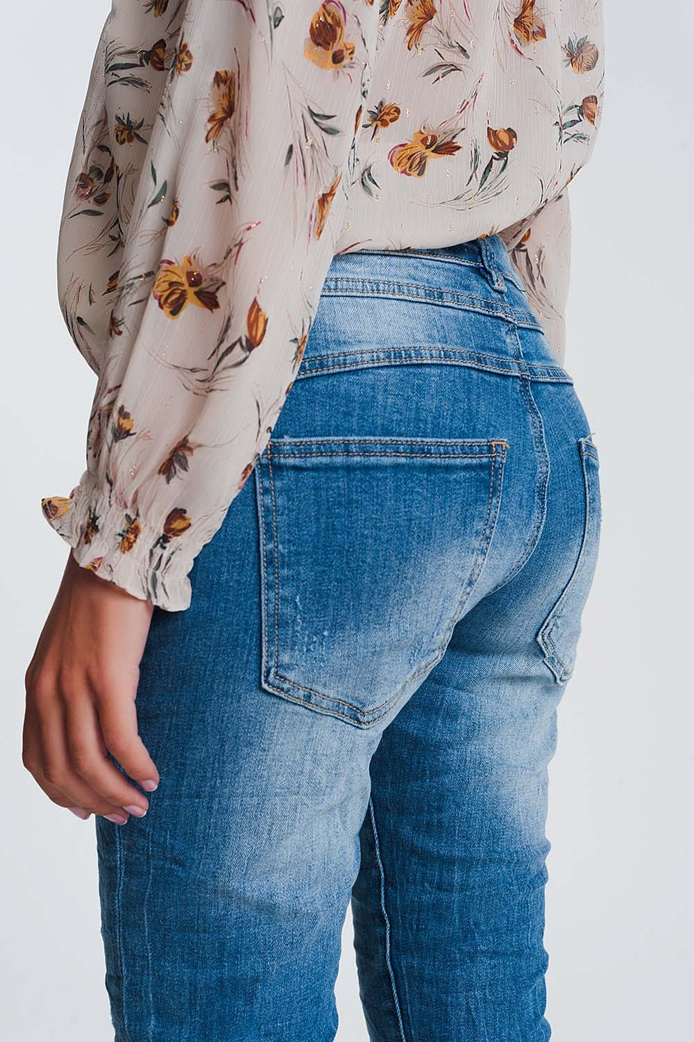 Jeans enrugados borfriend com detalhes rasgados
