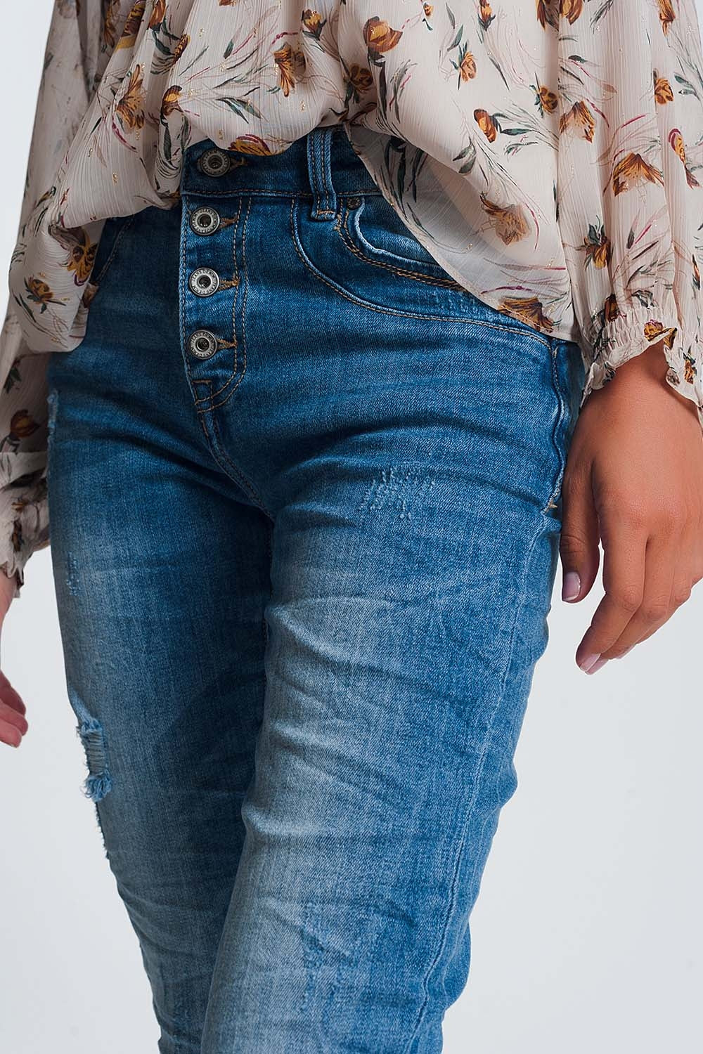 Jeans enrugados borfriend com detalhes rasgados