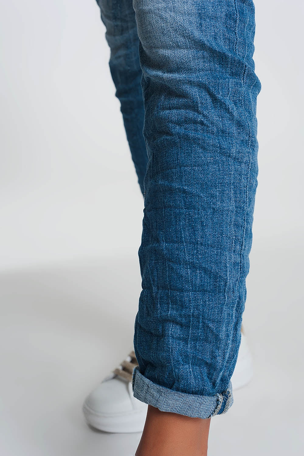 Jeans enrugados borfriend com detalhes rasgados