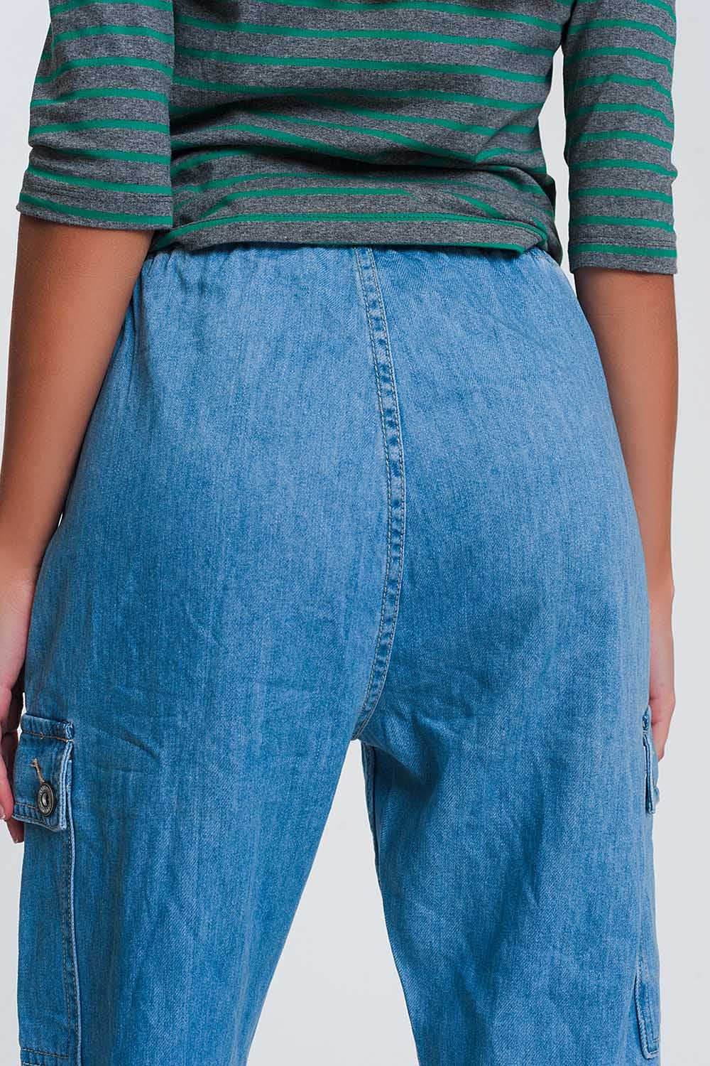Calças de ganga com bolsos azuis claros