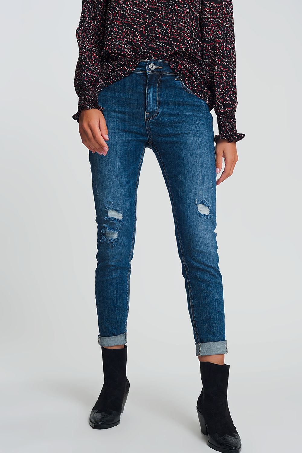 Calça jeans skinny escura lavada de cintura alta com detalhes rasgados
