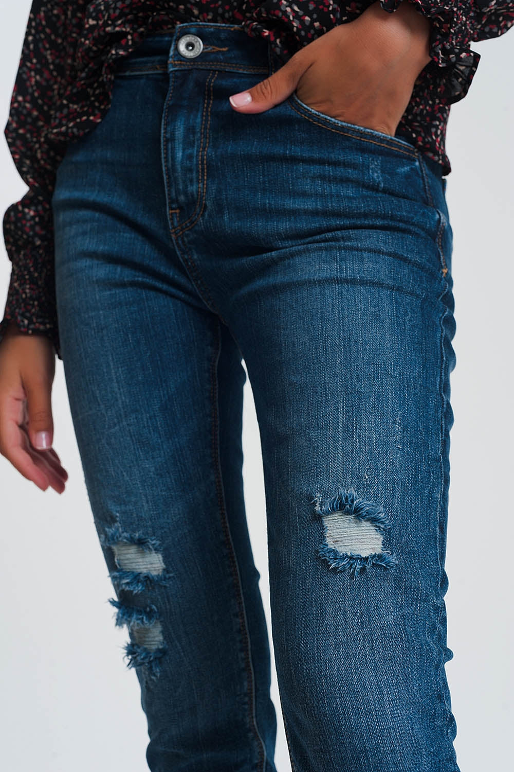 Calça jeans skinny escura lavada de cintura alta com detalhes rasgados
